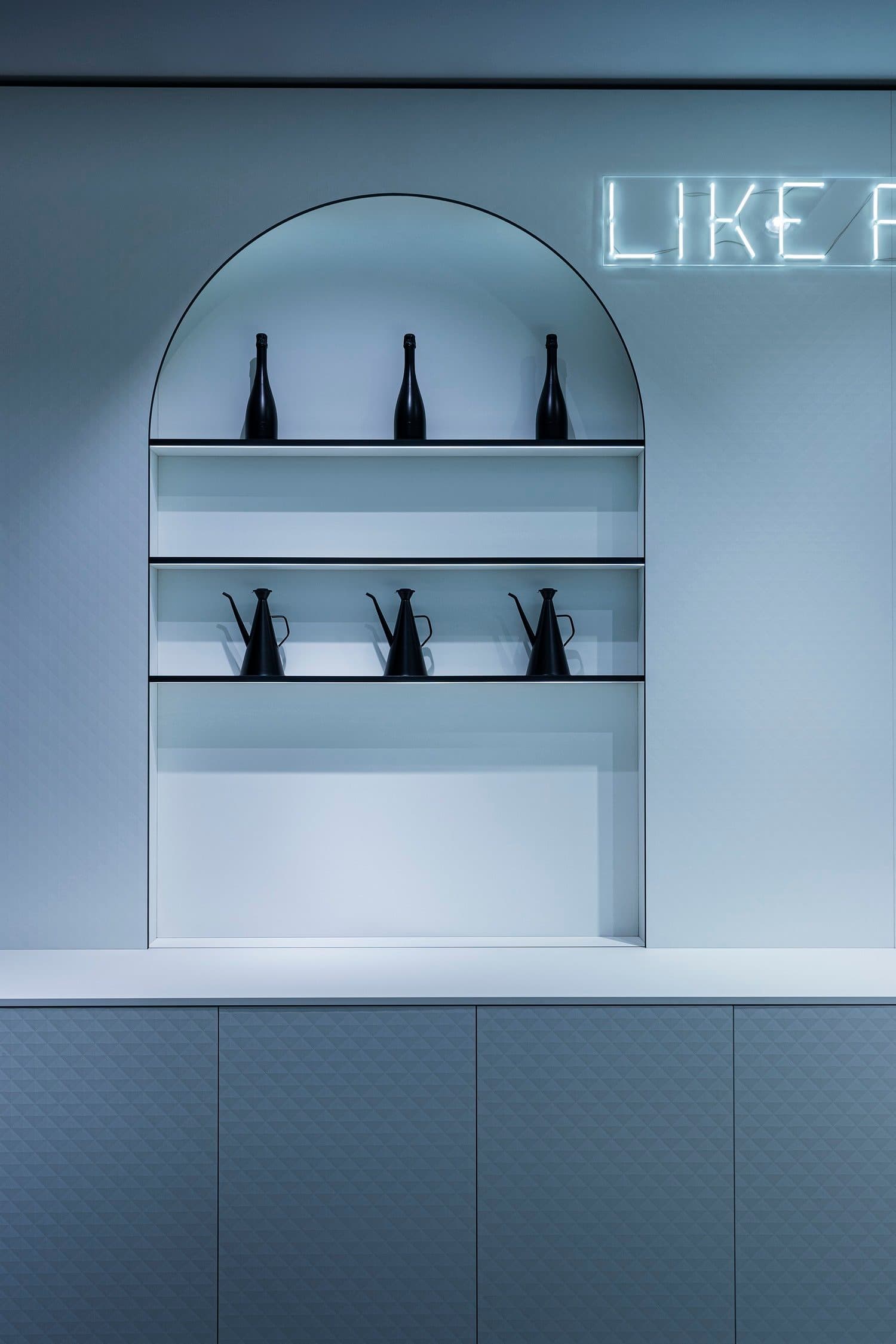 Arched niche of the total white bar